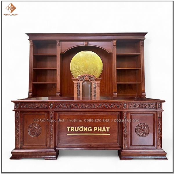 Bàn Giám Đốc khắc logo theo yêu cầu của Công Ty Trường Phát