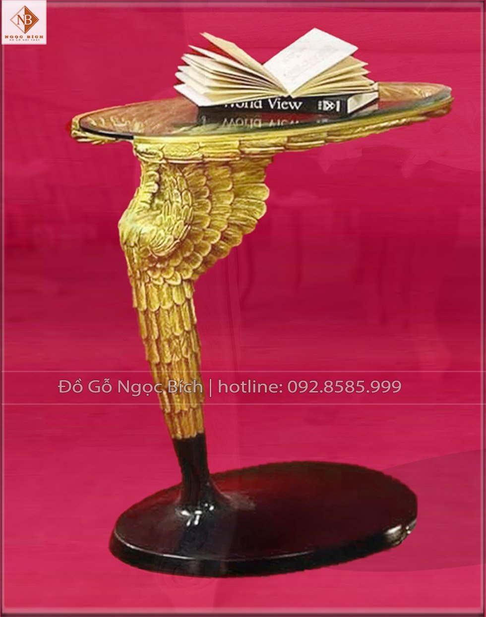 CHiếc bàn cũng được thiết kế hình cánh chim dát vàng