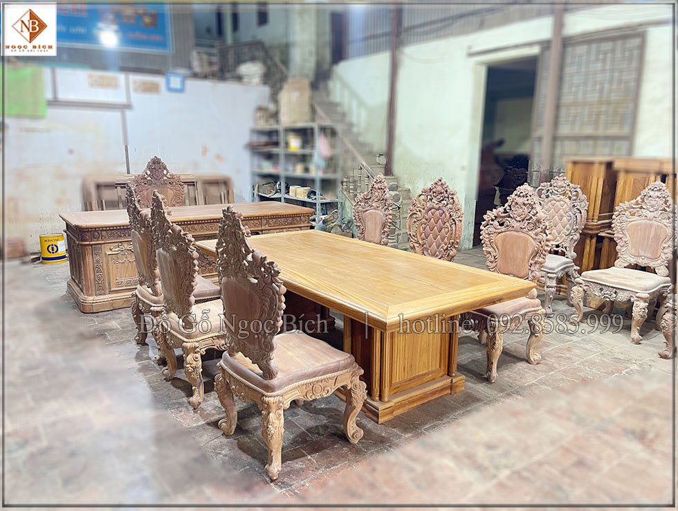 Bộ bàn họp này phù hợp với không gian nội thất phong cách tân cổ điển