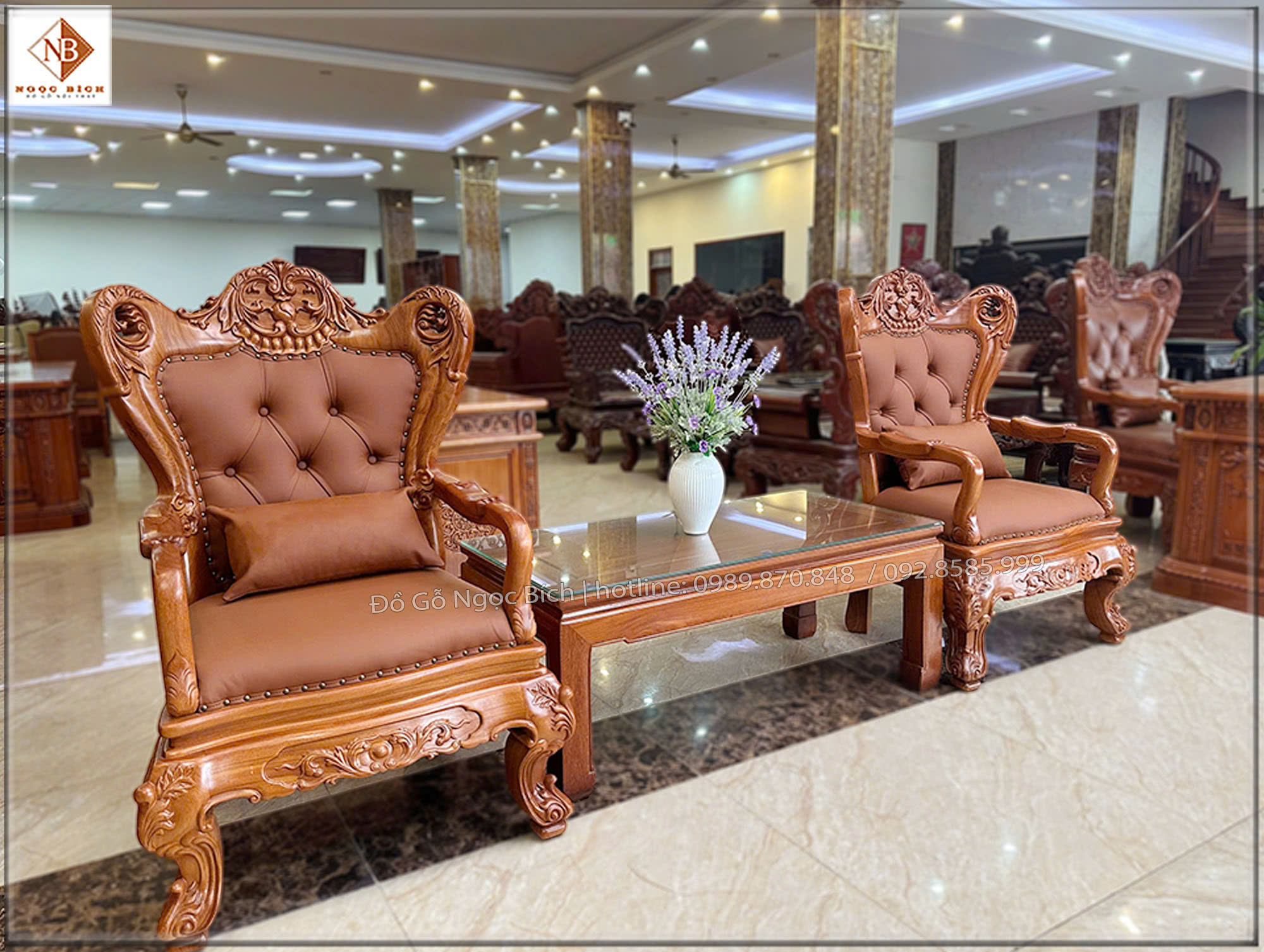 Bộ bàn ghế được làm từ chất liệu gỗ gõ đỏ mang đến sự bền vững và giá trị trường tồn vượt thời gian 