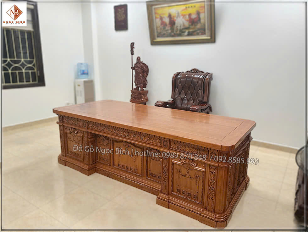 Chiếc bàn được kiến tạo tinh xảo bởi nghệ nhân làng nghề đồ gỗ