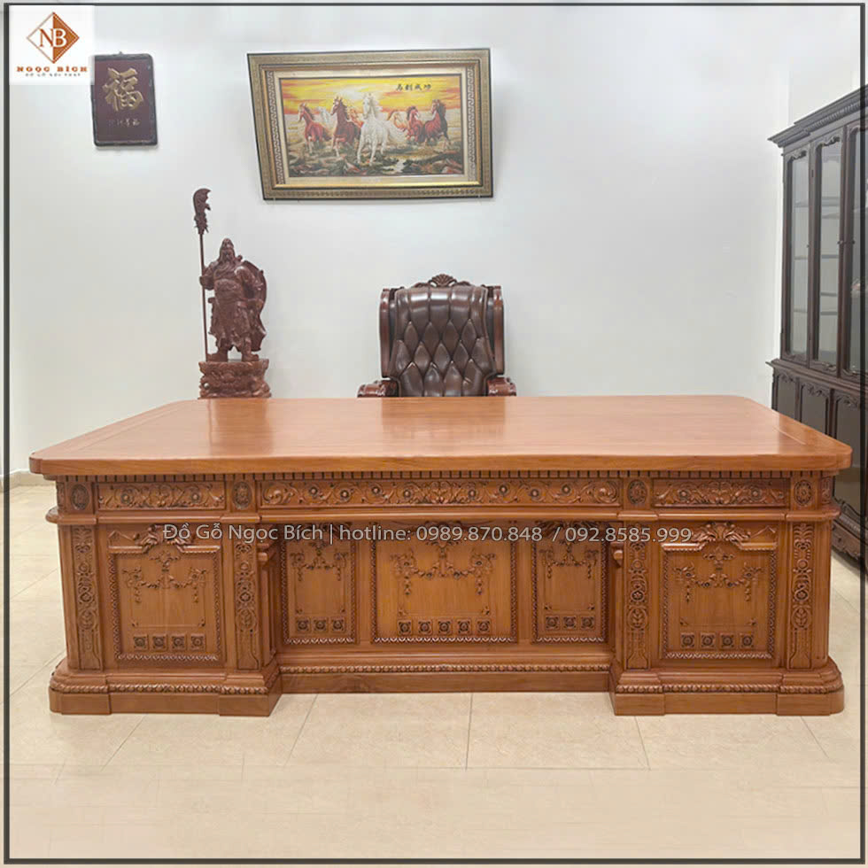 Với biểu tượng con đại bàng ở giữa bàn mang đậm phong cách Tổng Thống Mỹ