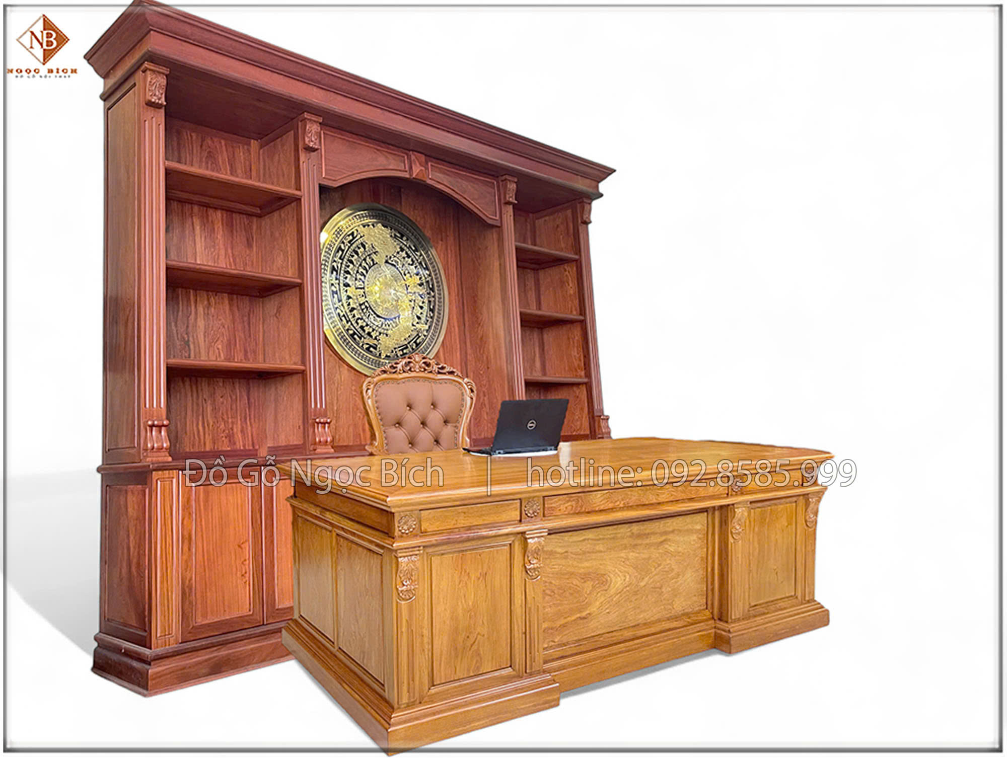 Tổng thể của bàn gây ấn tượng về sự bề thế và trang nghiêm