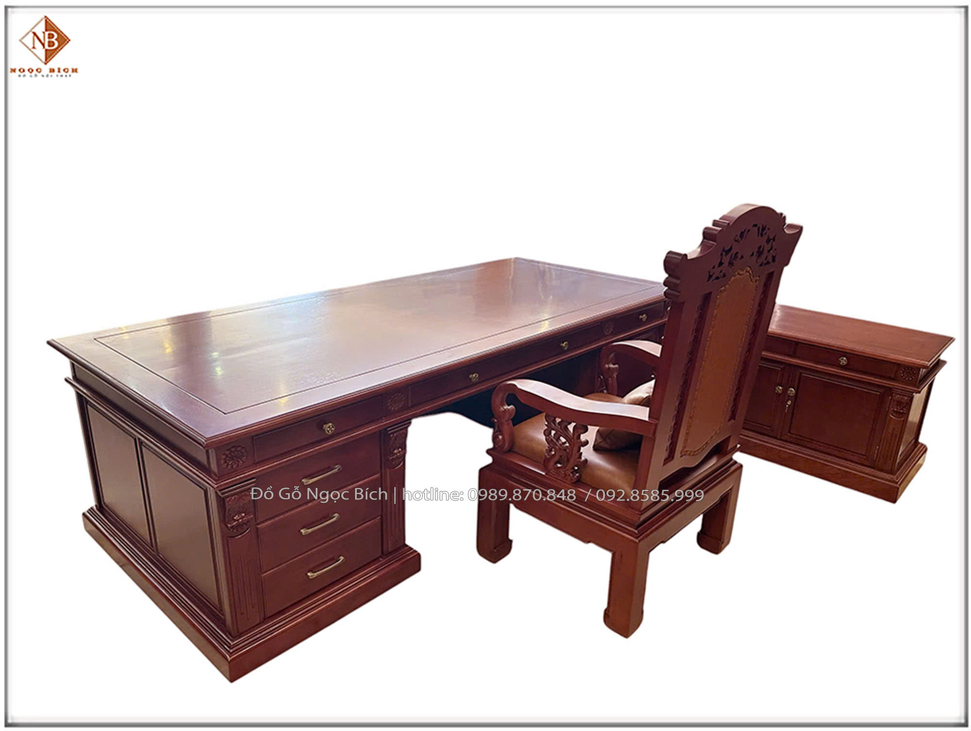 Bàn được chế từ chất liệu gỗ gõ đỏ , loại gỗ quý hiếm với hệ vân đẹp