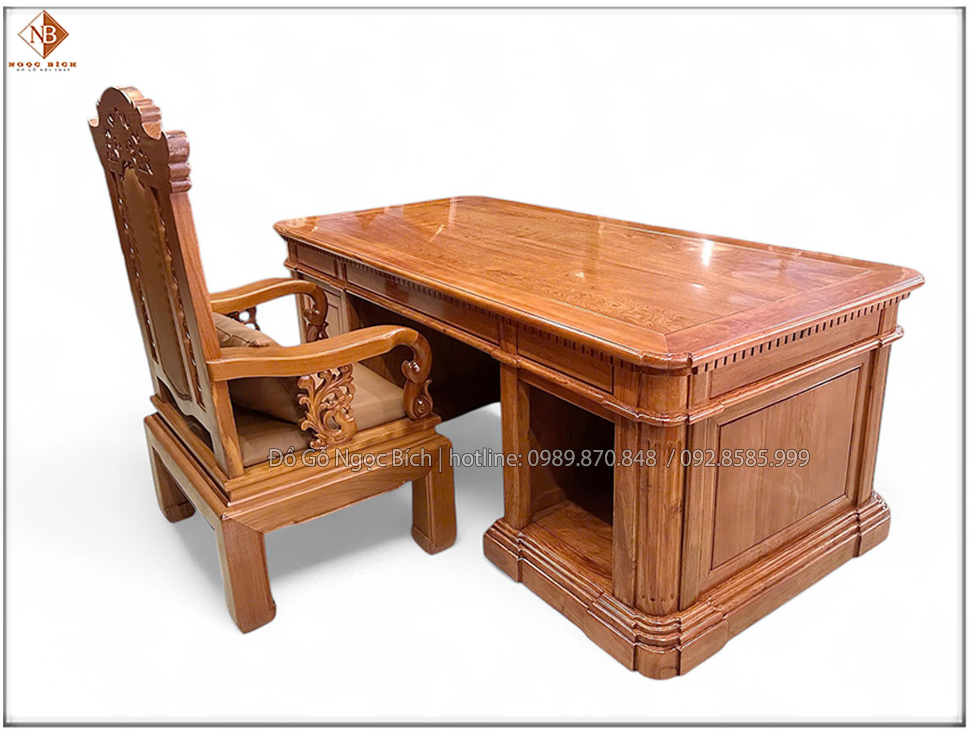 Bàn được làm từ chất liệu gỗ tự nhiên với đặc tính bền bỉ , vân gỗ ấm áp