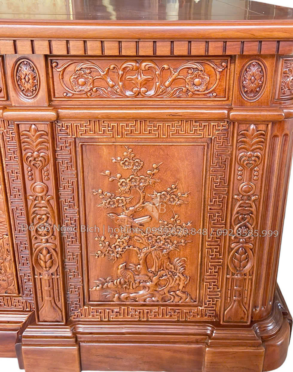Bên phải chạm khắc cây mai