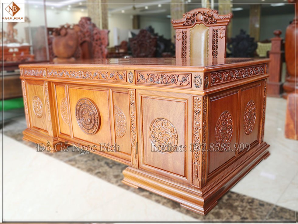 Bộ bàn ghế được làm từ chất liệu gỗ gõ đỏ