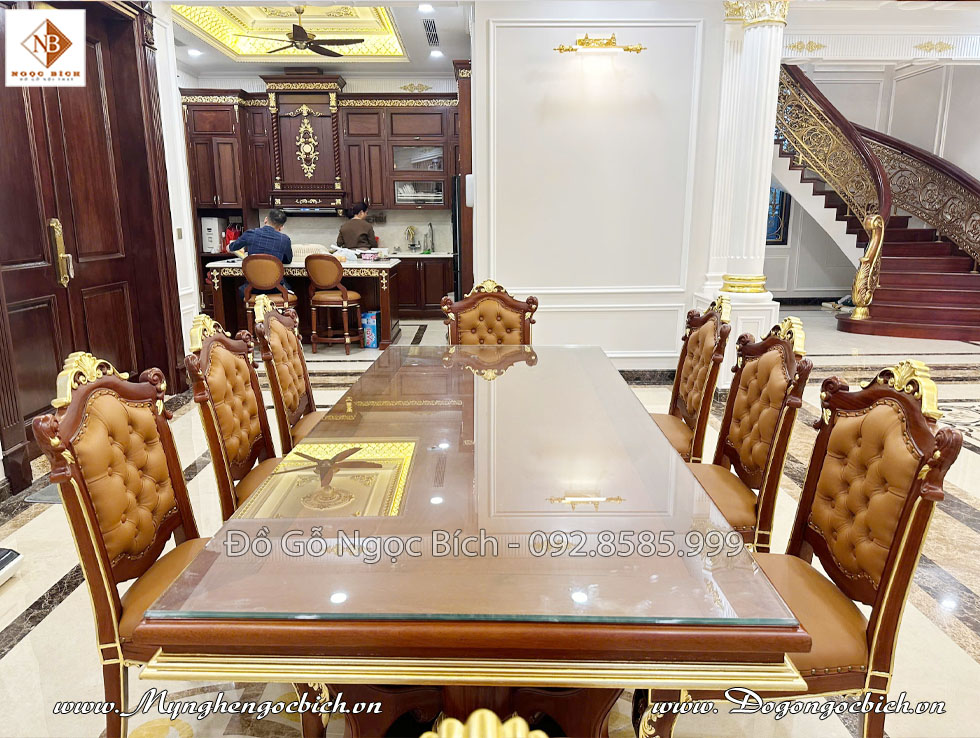 Gỗ tự nhiên được lựa chọn để làm nên bộ bàn ghế này là chất liệu gỗ gõ đỏ 