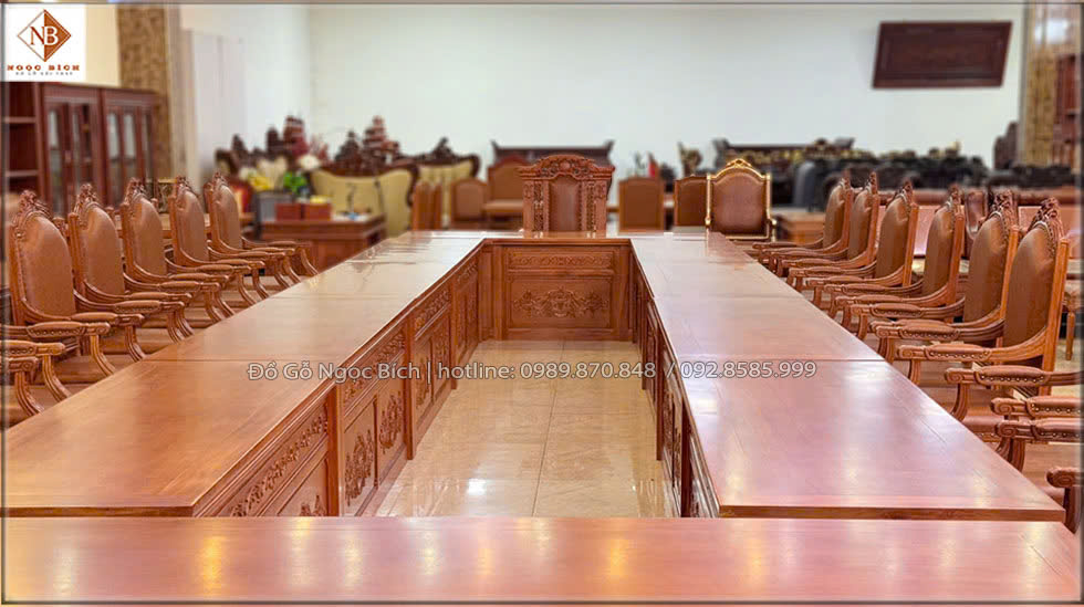 Chất liệu gỗ gõ đỏ đã phun pu , tạo nên tông màu nâu trầm ấm