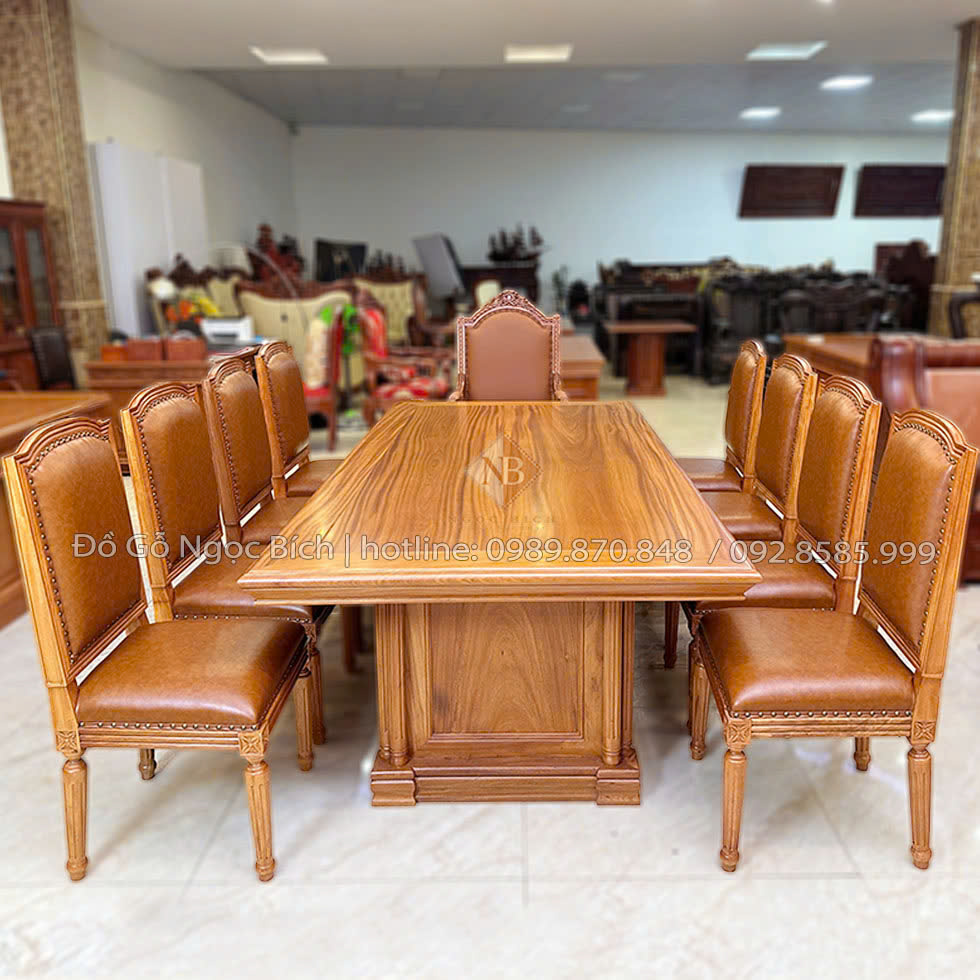 Bàn họp dài là trung tâm của cự kết nối 