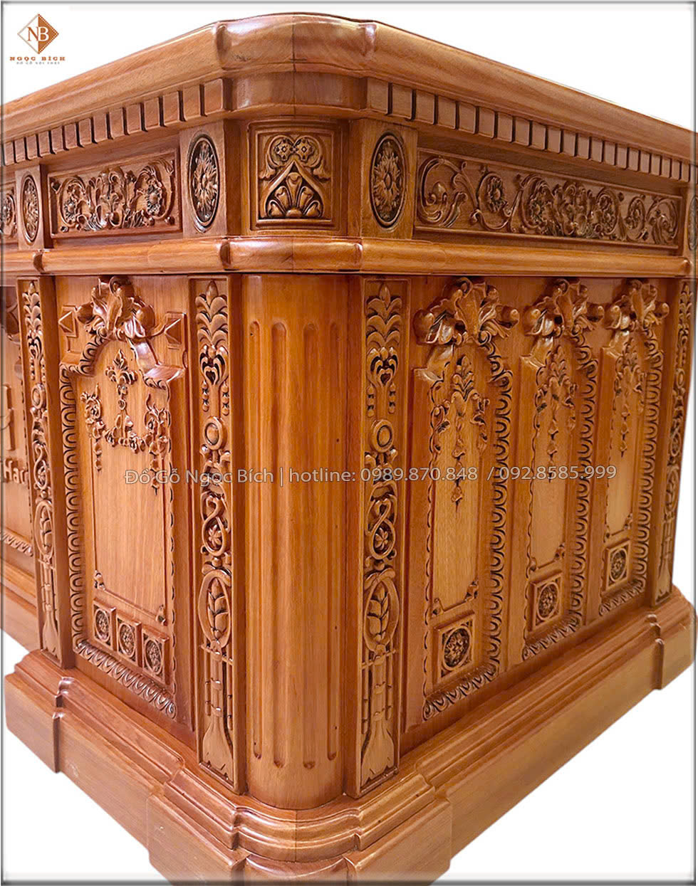 Thiết kế và kiểu dáng hoa văn của bàn được lấy cảm hứng từ bàn của Tổng Thống Mỹ