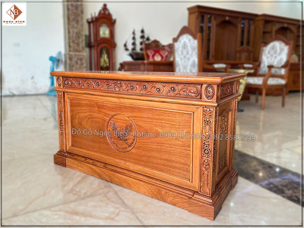 Bàn với thiết kế tạo sự tinh tế lịch lãm , có hệ thống lưu trữ thông minh