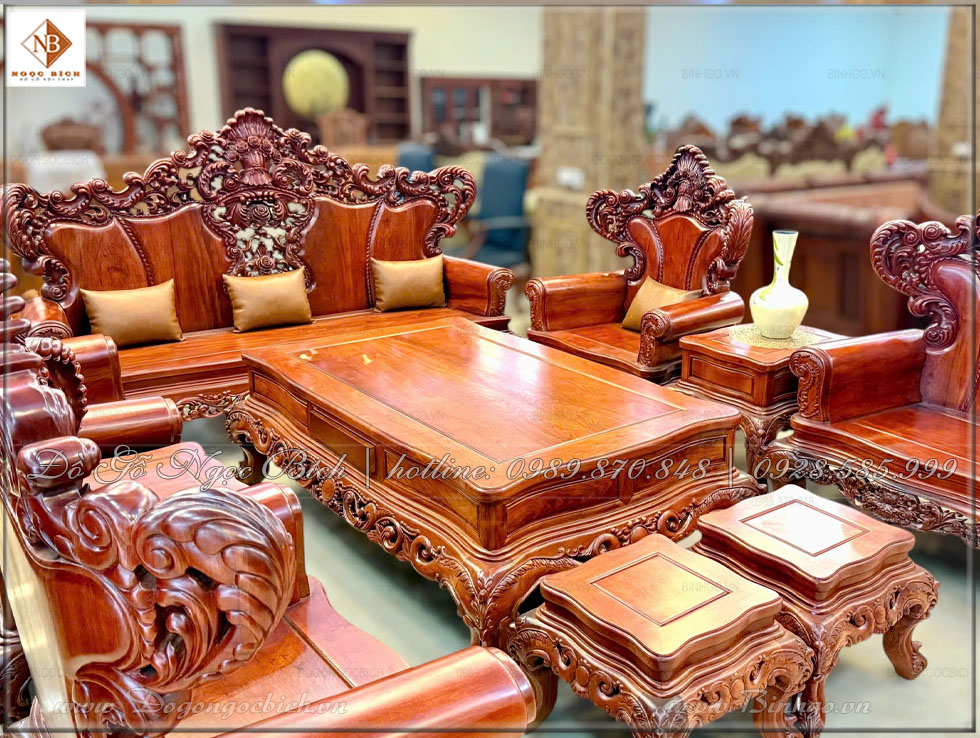 Bộ bàn ghế với phong cách Louis cổ điển , sang trọng , quyền quý