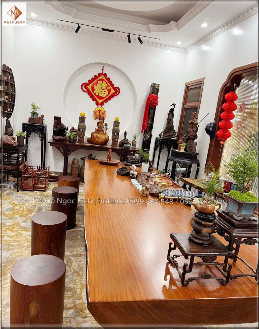 Mặt bàn gỗ nguyên khối với những đường vân gỗ tự nhiên mềm mại , uốn lượn