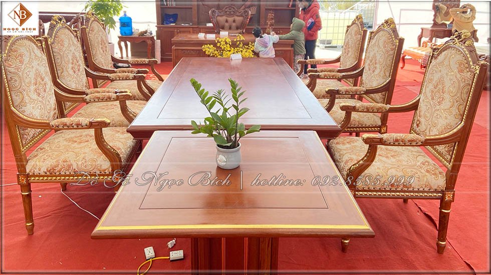Bộ bàn ghế họp với một bàn dài và 6 ghế trình kí 