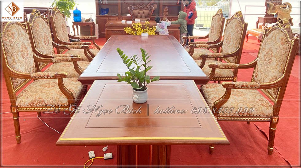 Bộ bàn ghế họp với một bàn dài và 6 ghế trình kí