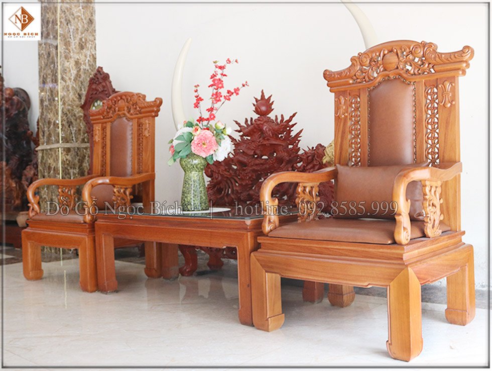Bộ ghế được làm từ chất liệu gỗ gõ