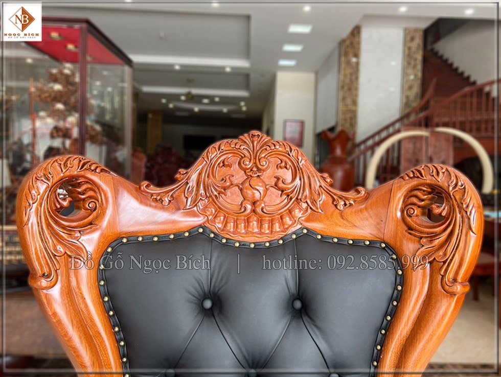 Các họa tiết hoa lá tây trạm khắc rất sắc nét