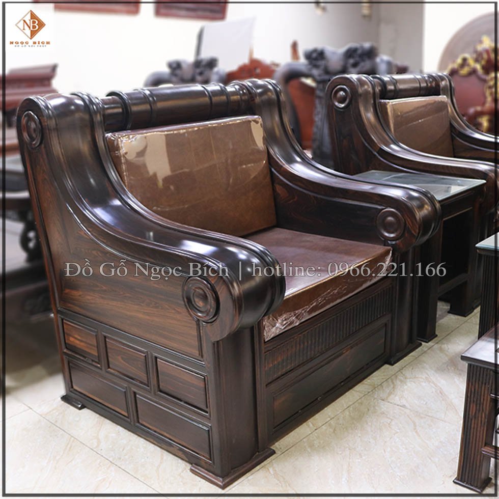 Các đường kẻ chỉ được uốn cong mềm mại làm cho bộ ghế hết thô