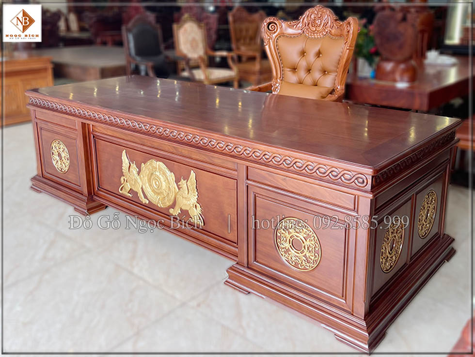 Chiếc bàn được thiết kế theo phong cách Tân Cổ Điển
