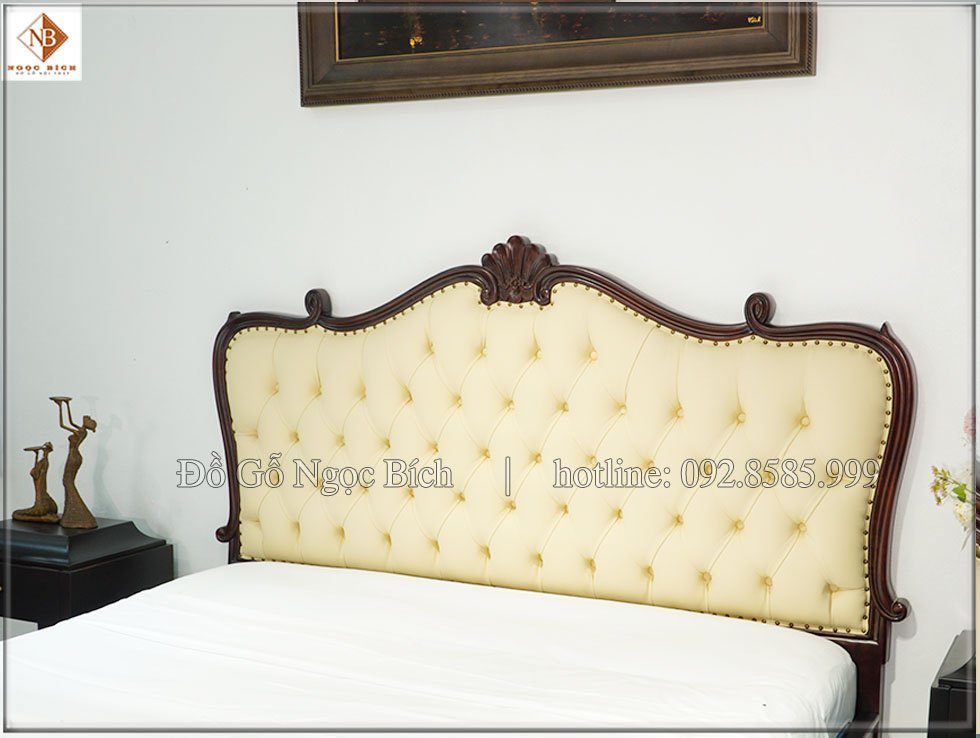 Đầu giường được bọc da cao cấp , tựa lưng để đọc sách hay ngồi nói chuyện cũng rất thoải mái