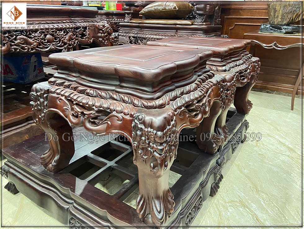 Đôn thấp cũng được trạm khắc những hoa văn đồng đều với bộ ghế  