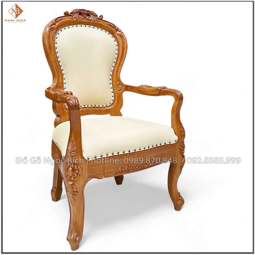 Ghế được thiết kế hài hòa giữa gỗ và da 