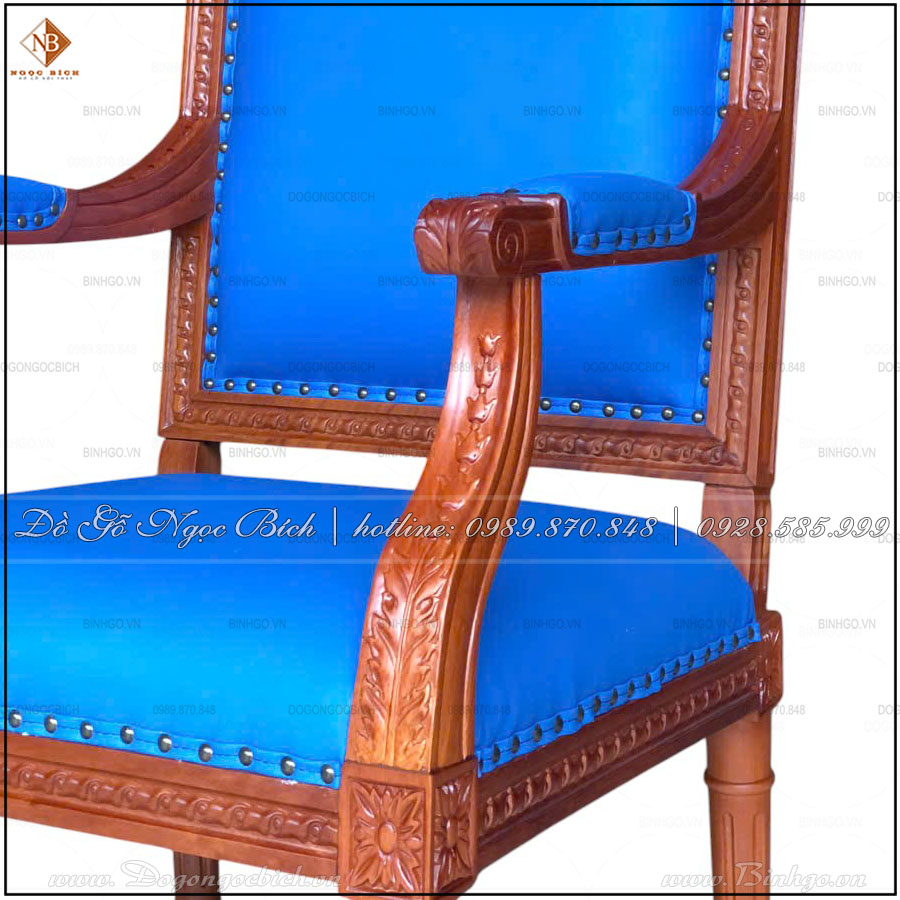 Các đường nét hoa văn chạm khắc xuyên suốt từ đỉnh ghế đến chân ghế