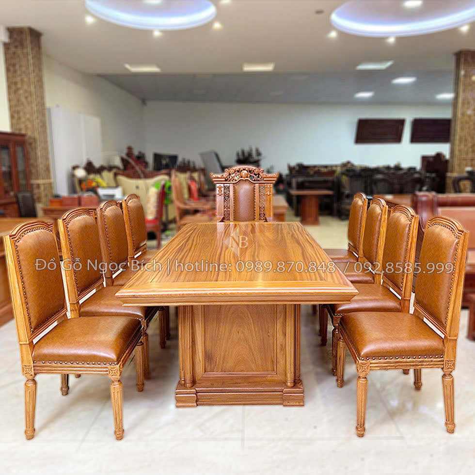 Bàn họp dài là nơi kết nối các thành viên họp