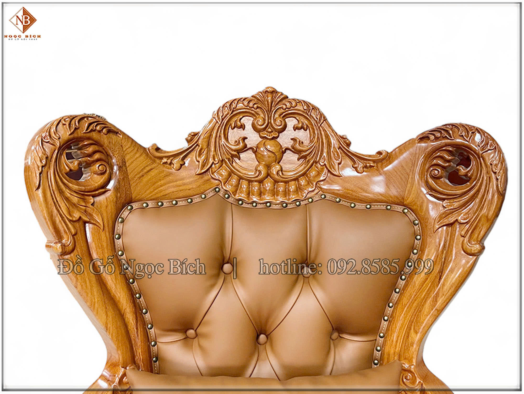 Ghế được trạm khắc hoa lá tây mềm mại nhằm cân bằng sự uy nghiêm mang lại cảm giác thân thiện