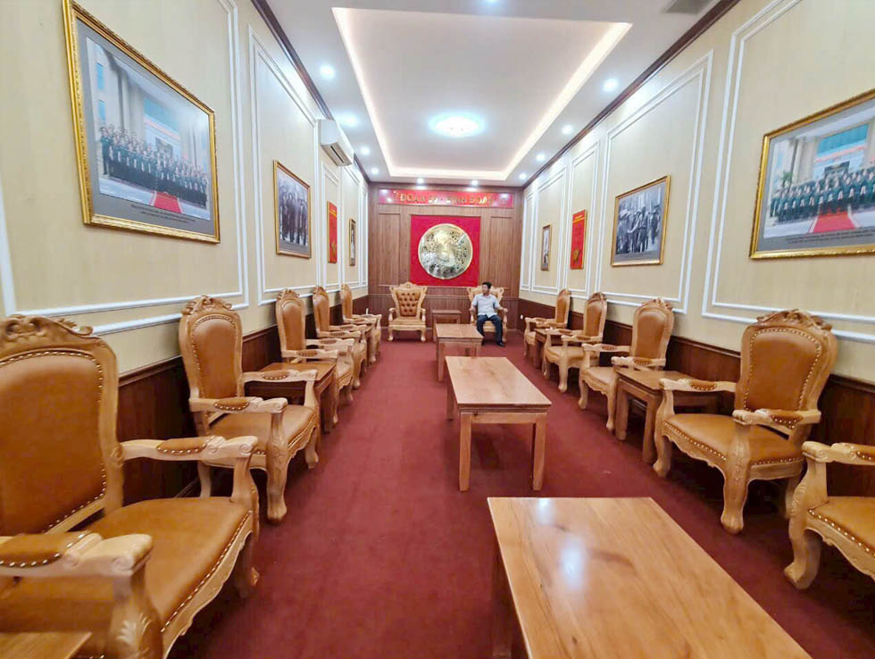 Các hoa văn của ghế không quá cầu kì nhưng vẫn giữ được sự lịch lãm và uy nghiêm