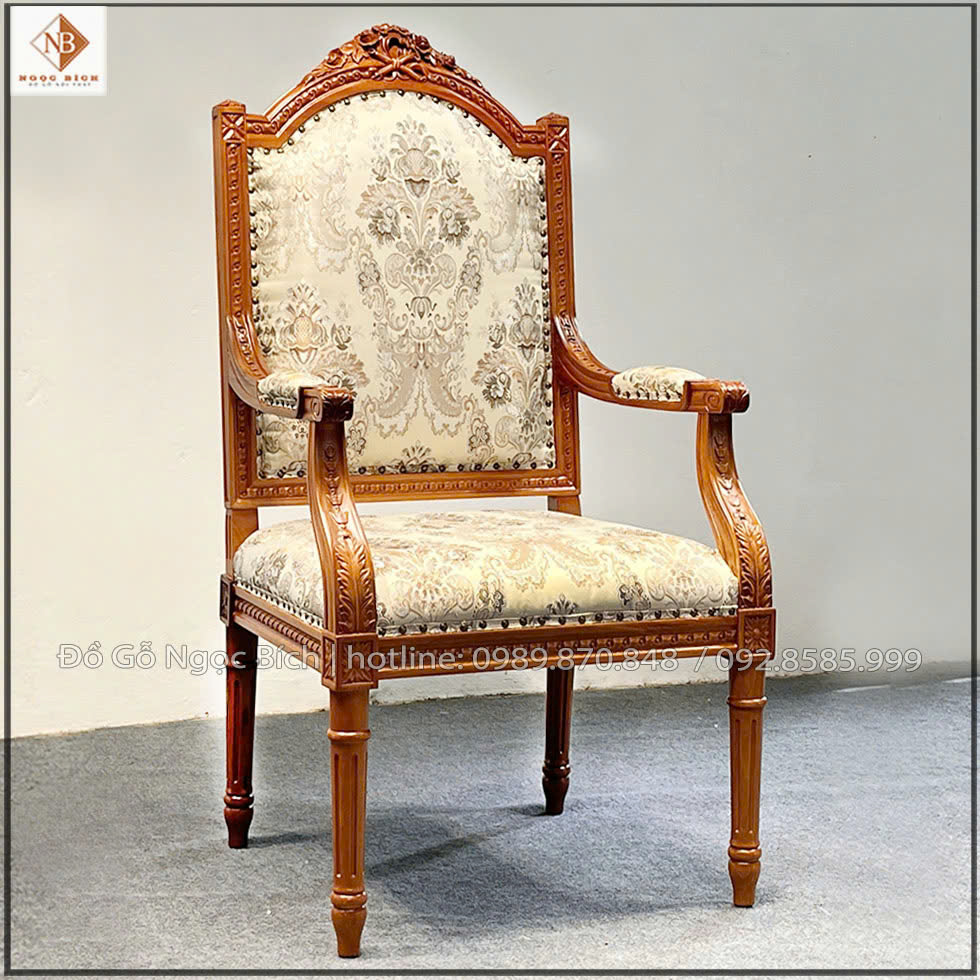 Ghế nổi bật với dáng ghế cổ điển , chắc chắn , bề thế 