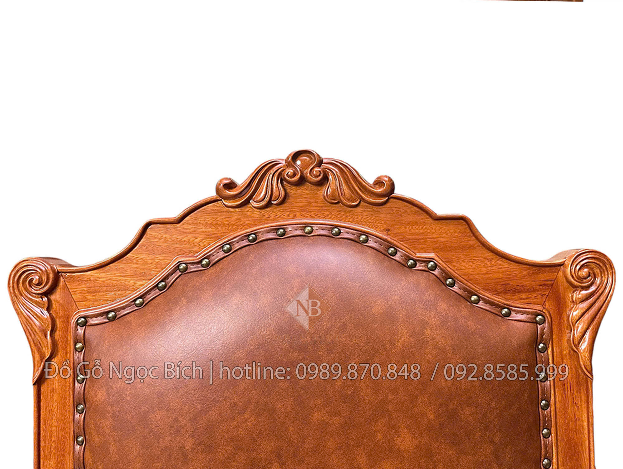 Các hoa văn được chạm khắc tỉ mỉ , hoa văn uốn lượn