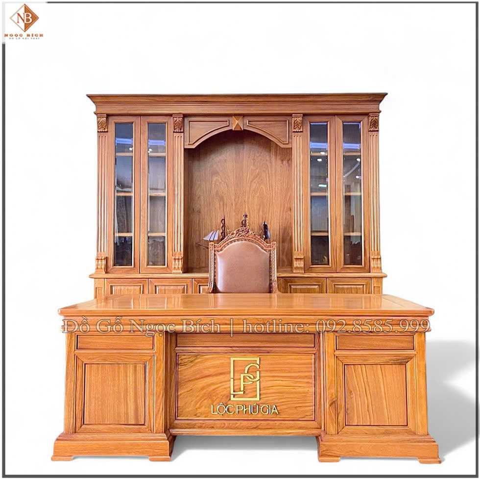 Bộ bàn ghế được làm từ chất liệu gỗ gõ đỏ cao cấp