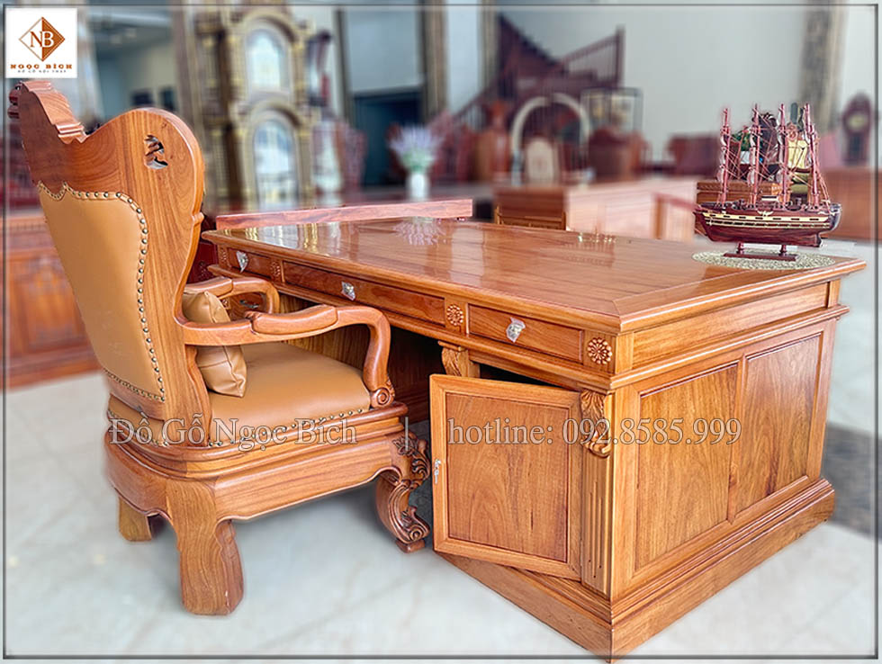 Mặt sau của ghế và bàn làm việc