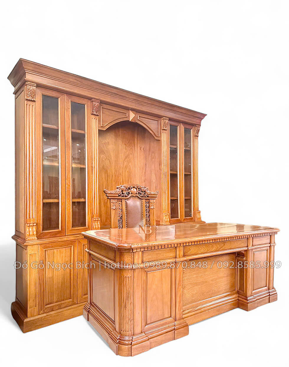 Chất liệu gỗ để làm chiếc bàn này là chất liệu gỗ gõ đỏ