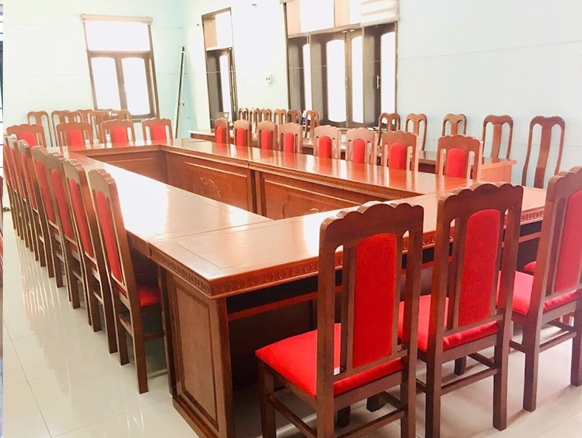 Nội thất được làm từ chất liệu gỗ tự nhiên đảm bảo độ bền , chịu lực tốt