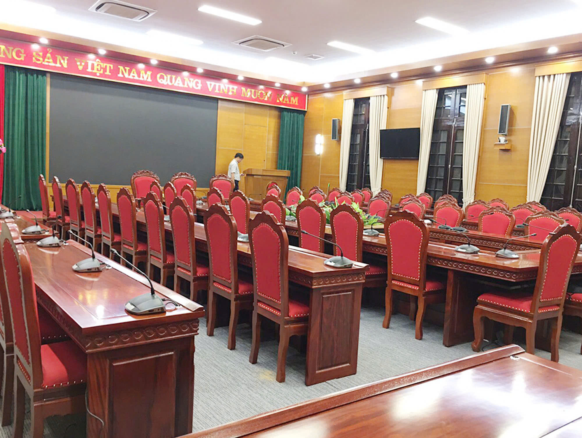 Phòng họp được làm từ chất liệu gỗ tự nhiên , biểu tượng của sự bền vững