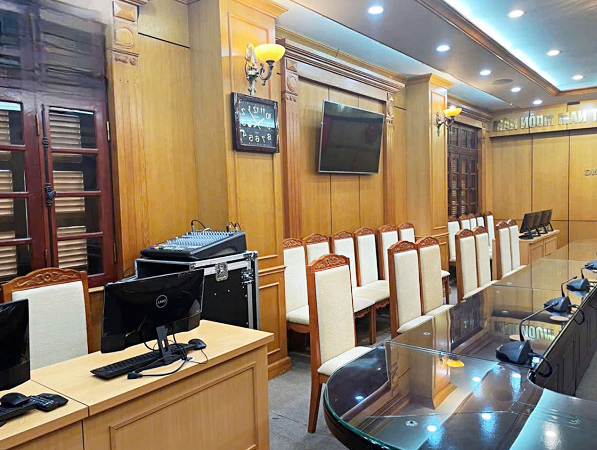 Phòng họp được trang trí nhã nhặn , sang trọng