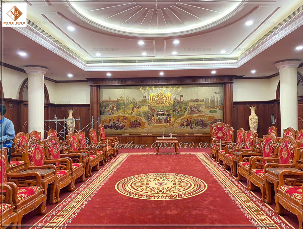 Nội thất được làm từ gỗ tự nhiên cầ giữ vẻ đẹp uy nghi , sang trọng