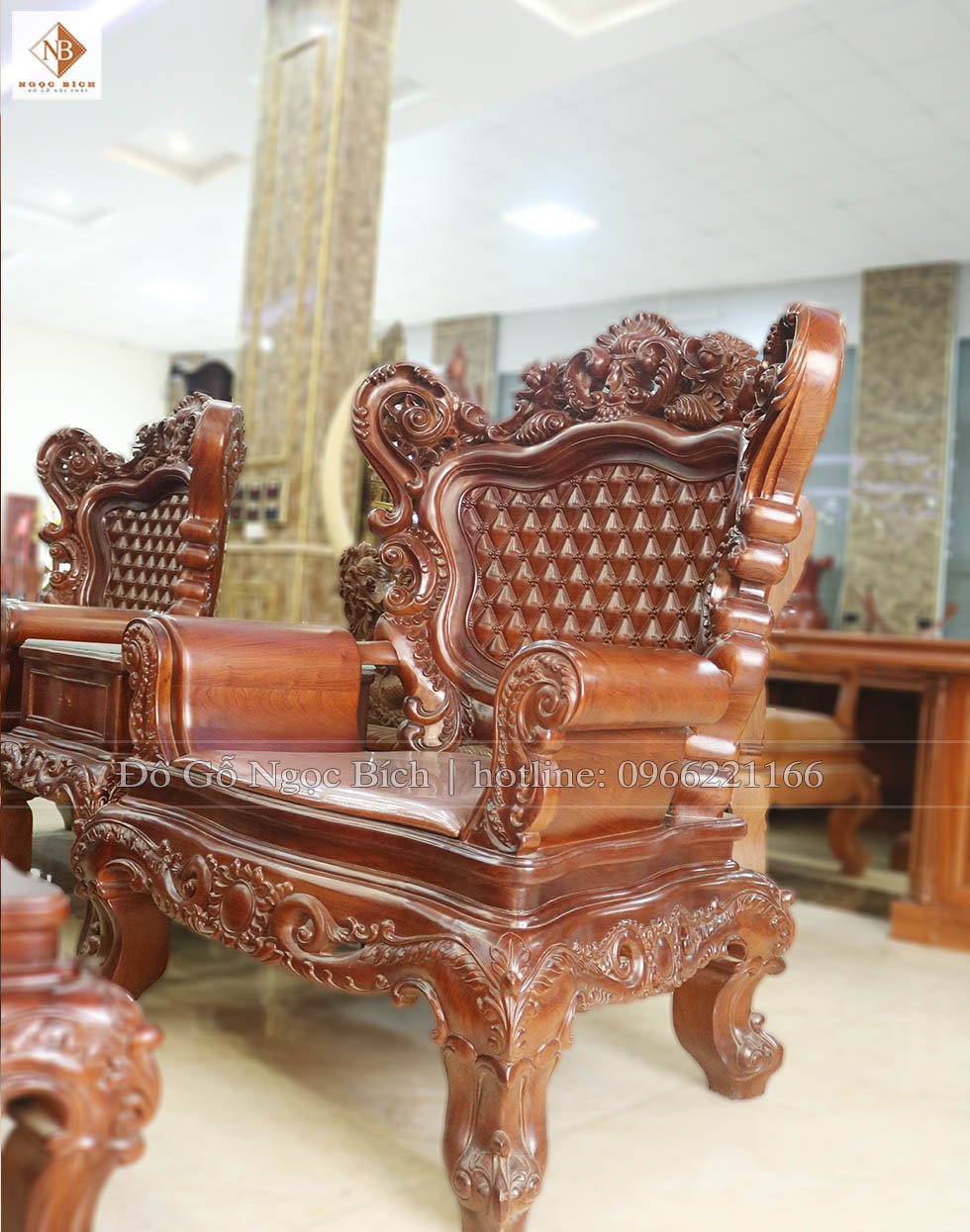 Phần vách đục họa tiết trám kết hợp với họa tiết hoa mai