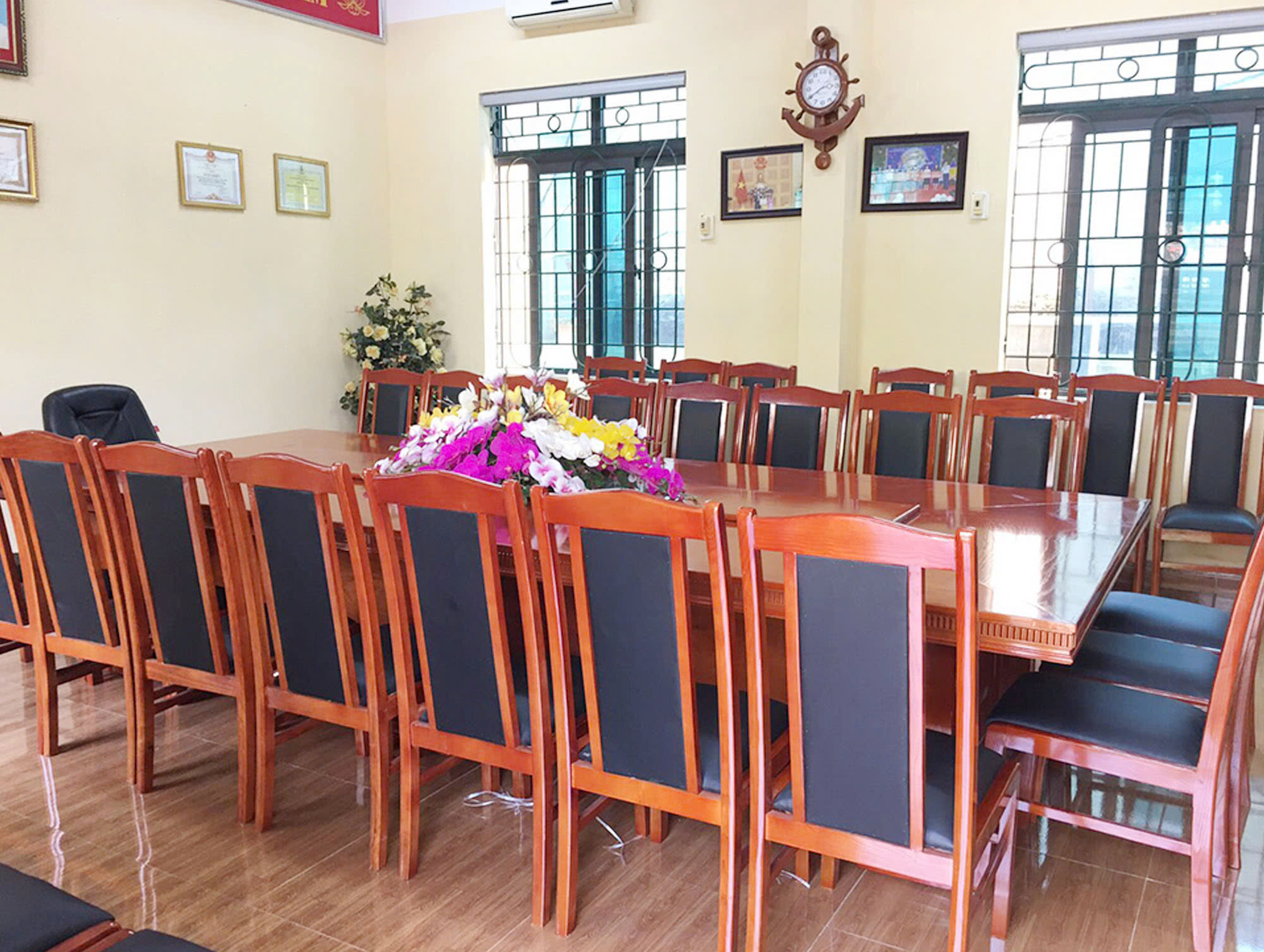 Sử dụng chất liệu gỗ tự nhiên làm nội thất phòng họp để đảm bảo độ bền đẹp