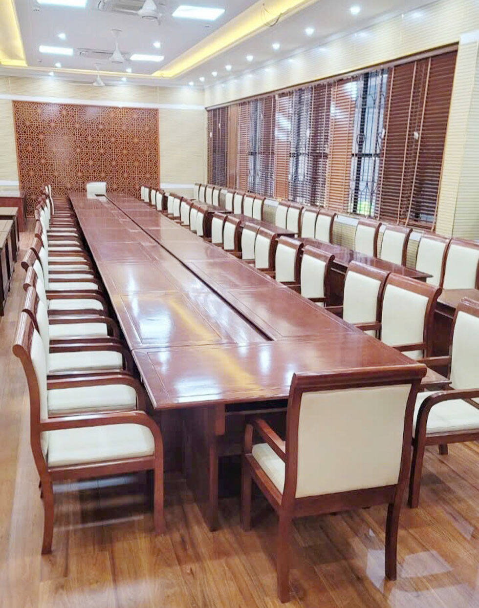 Lựa chọn chất liệu gỗ tự nhiên làm nội thất phòng họp mang lại sự sang trọng , đẳng cấp