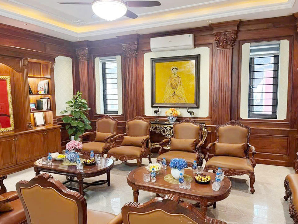 Chất liệu gỗ tự nhiên tạo nên vẻ đẹp sang trọng , quyền uy