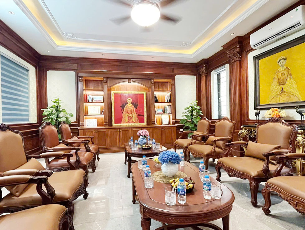 Đệm ghế được bọc da cao cấp với tông màu nâu trầm ấm