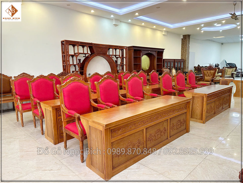 Bộ bàn ghế được chế tác từ chất liệu gỗ gõ đỏ