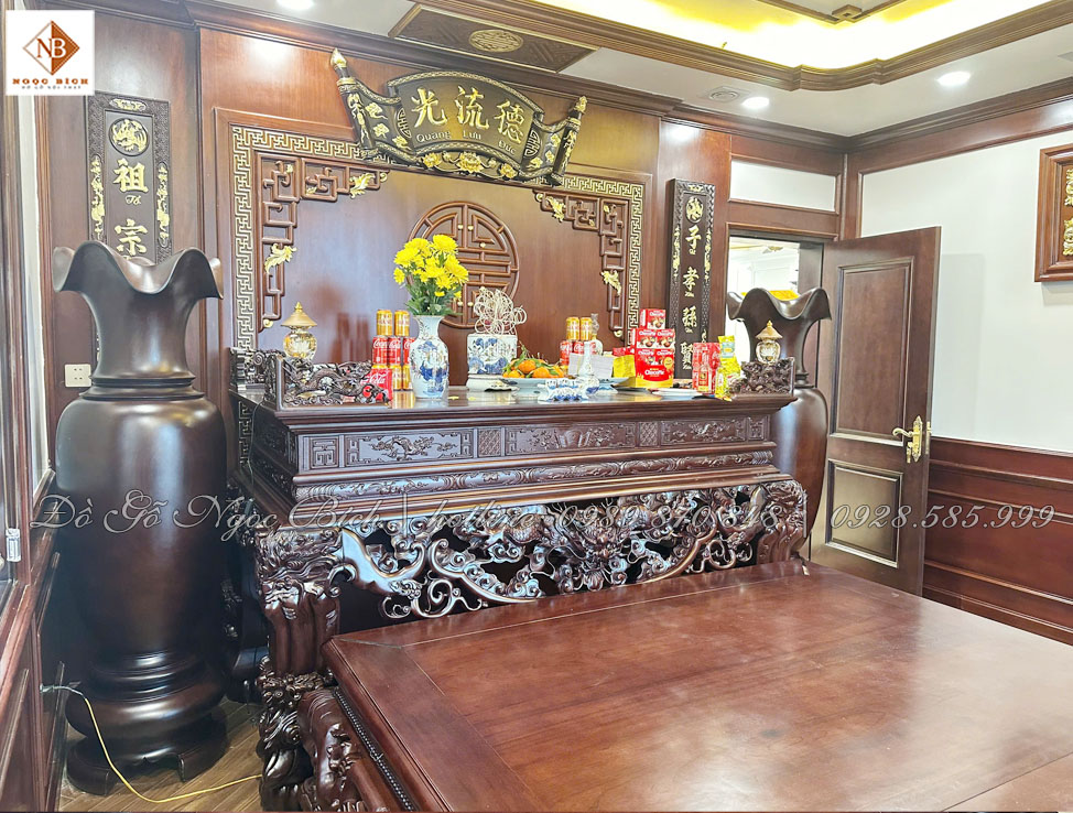 Bộ nội thất phòng thờ được làm từ chất liệu gỗ tự nhiên bền bỉ vượt thời gian