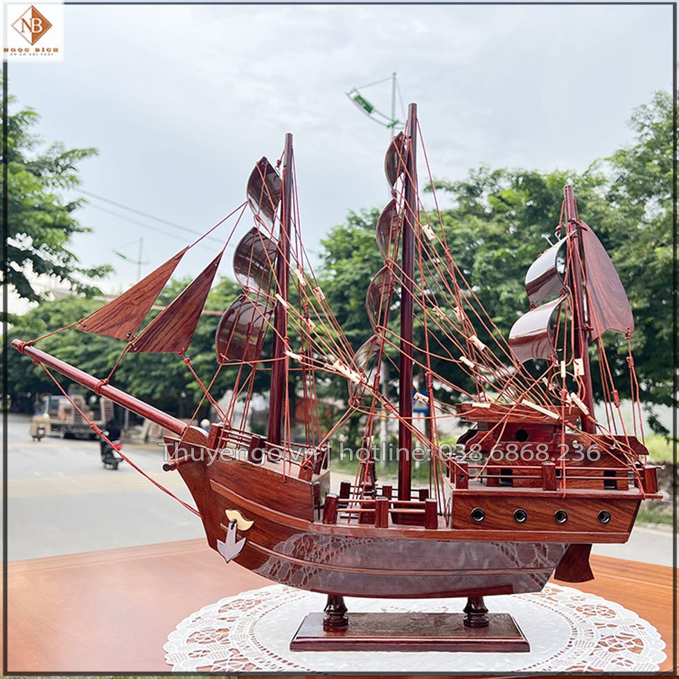 Con tàu được làm từ chất liệu gỗ cẩm