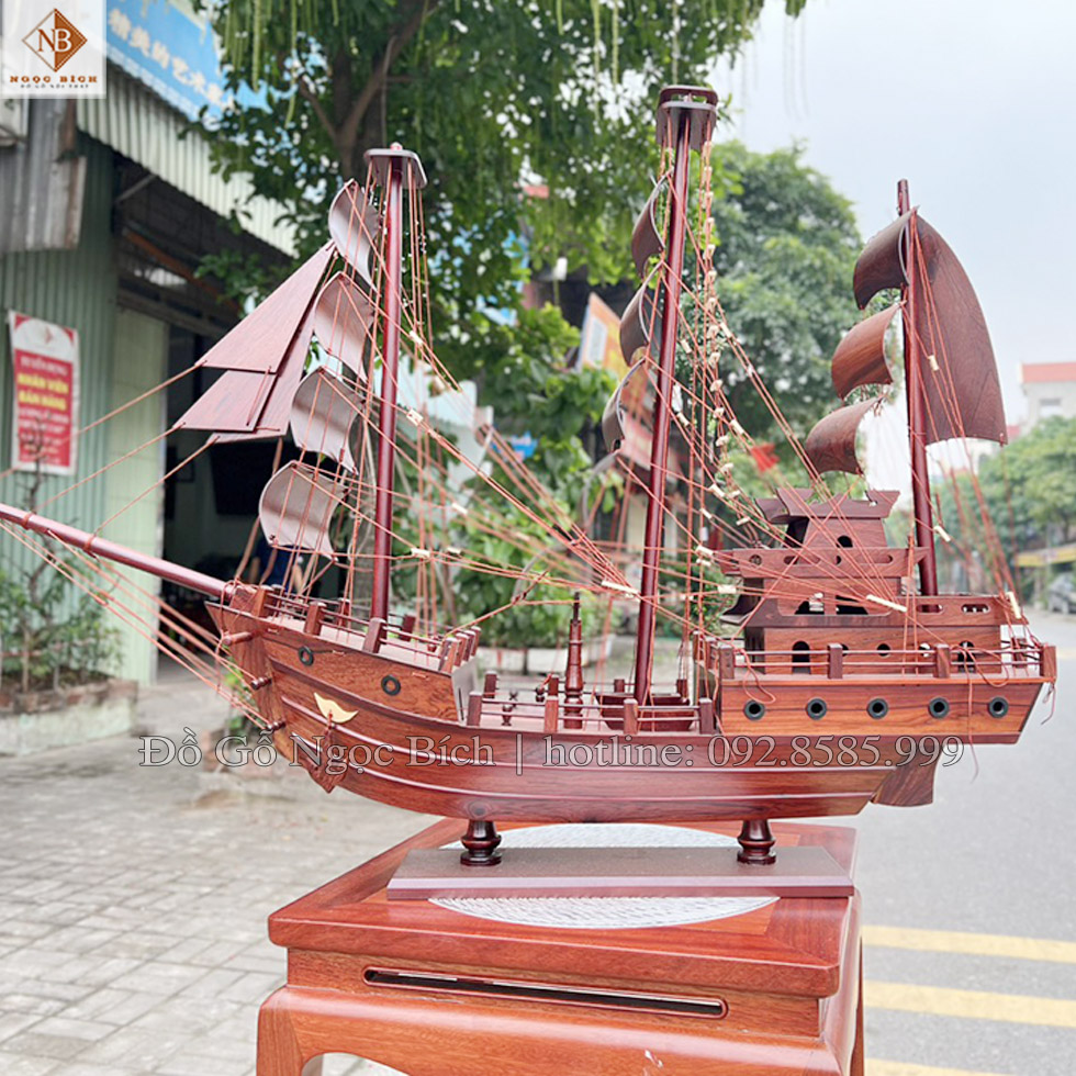 Mô hình tàu đánh cá được làm từ chất liệu gỗ cẩm gia lai , rất nhiều vân , các đường vân vô cùng sắc nét