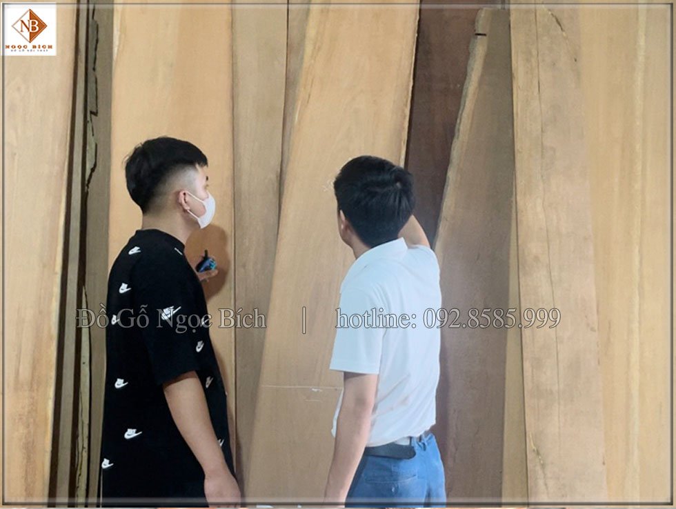 Để tìm được gỗ chất lượng phải lựa chọn từng khối gỗ